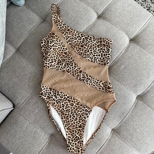 Norma Kamali One-Piece 🐆